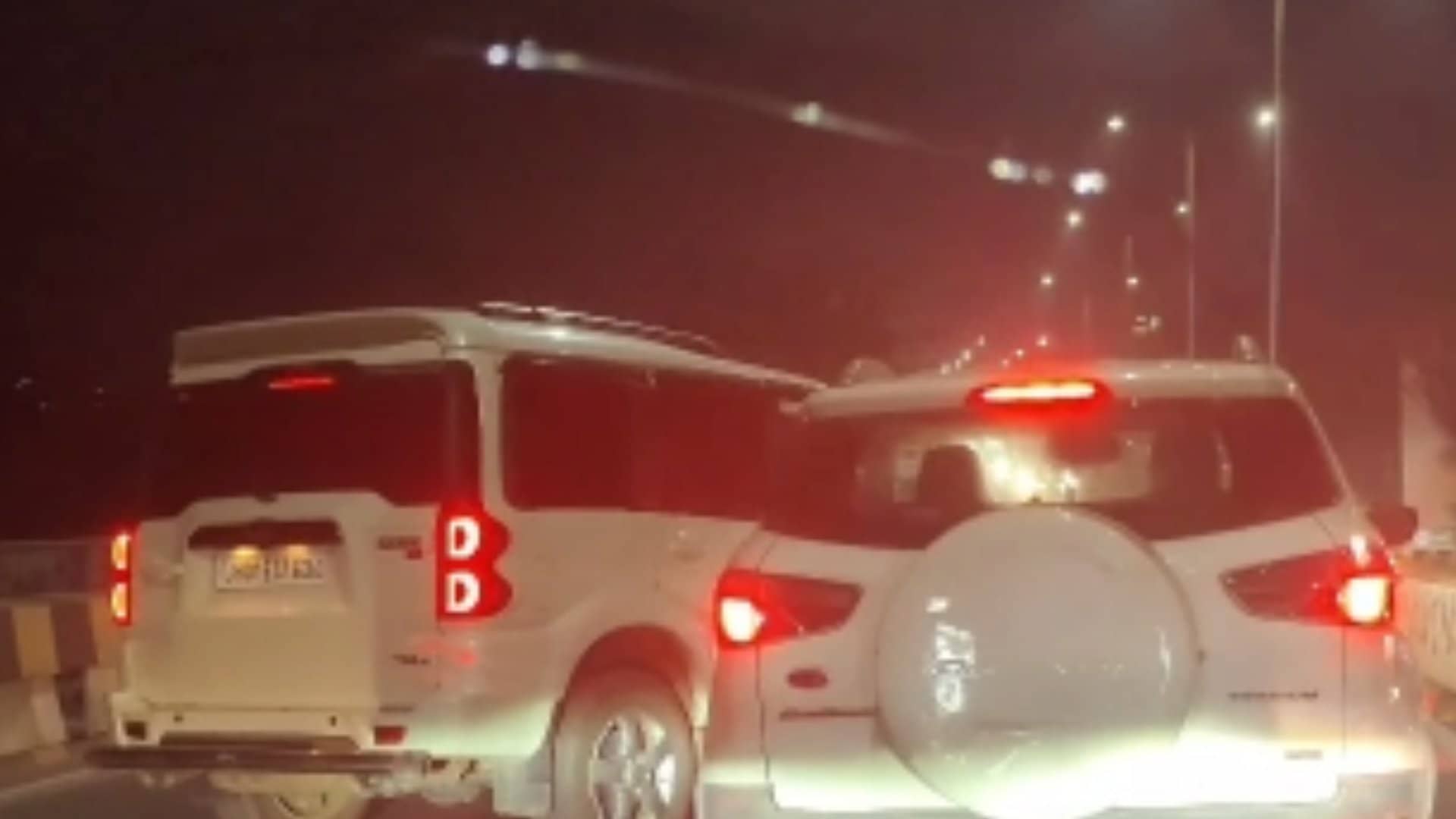 विधायक जी की गाड़ी है! बीच सड़क पर महिला की कार रोक कर बदतमीजी,पुलिस आधे घन्टे तक नदारद