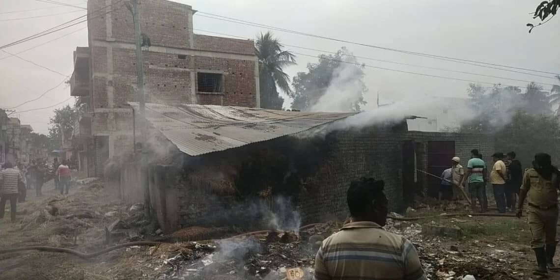 जमशेदपुर: पुआल टाल में लगी भीषण आग, लाखों का नुकसान, पढ़ें कैसी हुई अगलगी की घटना