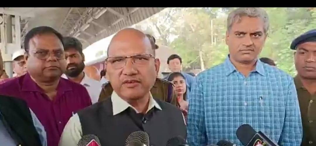 मंडल संसदीय समिति बड़ी अथवा रेलवे के महाप्रबंधक ,धनबाद "कमाता" है इसलिए तकलीफ झेलता है 