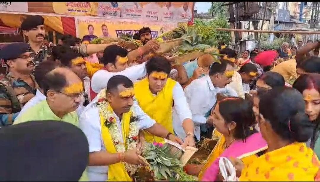 जमशेदपुर:व्रतियों के बीच मंत्री बना गुप्ता ने सूप और प्रसाद का किया वितरण,लोगों की लगी रही लंबी लाइन