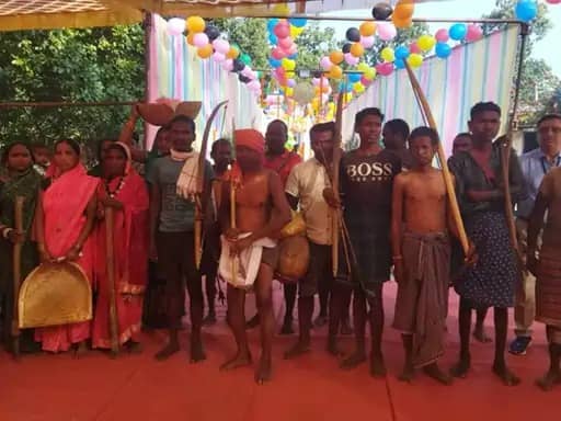 मध्यप्रदेश और छत्तीसगढ़ में कांग्रेस का तूफान, भाजपा को कमल का विश्वास, देखिये तीर-धनुष के साथ कैसे मतदान करने पहुंचे आदिवासी