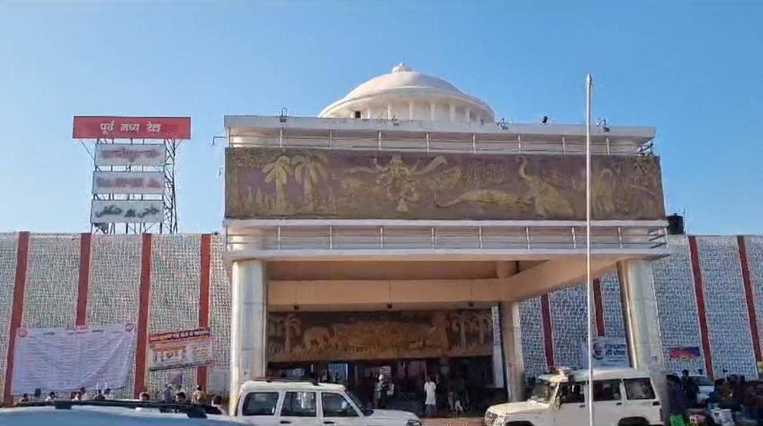 महापर्व छठ को लेकर रेल महाप्रबंधक ने हाजीपुर जंक्शन का लिया जायजा, नशाखुरानी गिरोह पर विशेष नजर रखने का दिया निर्देश