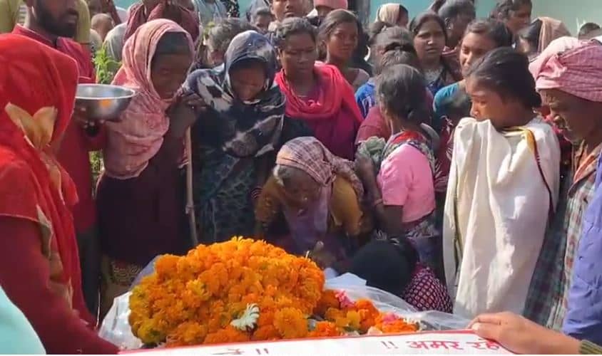 गुमला: घाघरा के शहीद जवान संतोष उरांव को श्रद्धांजलि देने उमड़ी लोगों की भीड़, परिवार वालों का रो-रो कर बुरा हाल 