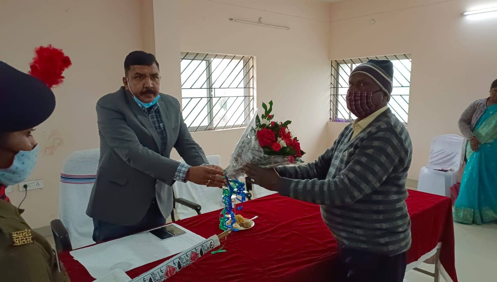 सेवानिवृत्त पुलिस पदाधिकारियों को पुलिस लाइन सभागार में एसपी ने दी विदाई