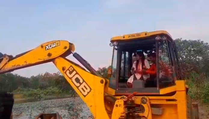 छठ घाट के लिए तालाब की सफाई के दौरान हादसा, जेसीबी की चपेट में आने से युवक की मौत