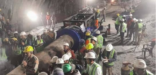 उम्मीदें अभी बाकी है! मुरमुरे और ड्राईफ्रूटस के सहारे उत्तरकाशी टनल में फंसे मजदूर लड़ रहे जिंदगी की जंग...