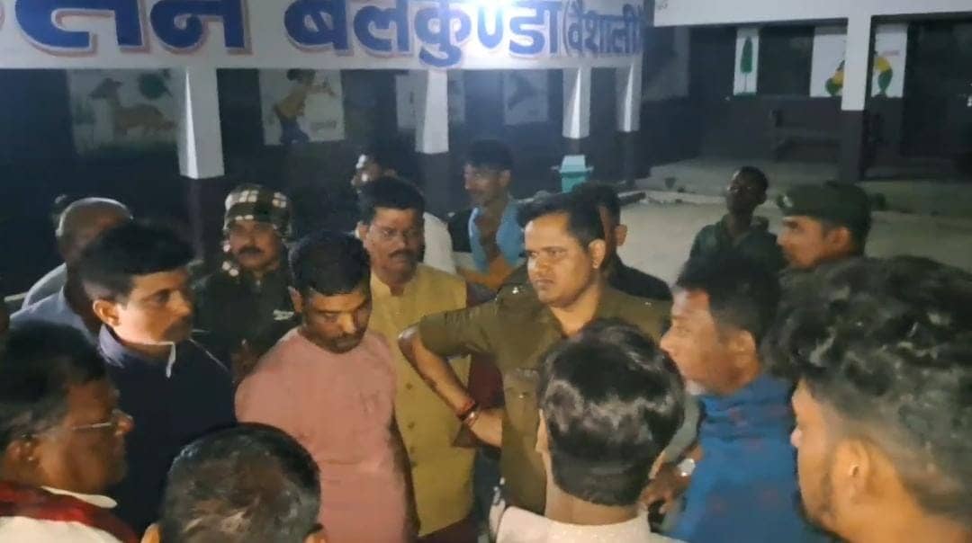 हाजीपुर:नशे में धुत्त कॉन्स्टेबल ने बाईक सवार को जमकर पीटा, लोगों ने आरोपी कॉन्स्टेबल को बनाया बंधक, पढ़ें फिर क्या हुआ