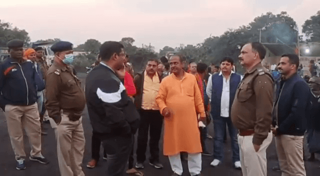 झरिया में सिंह मेंशन और रघुकुल समर्थकों में झड़प, प्रशासनिक अमला पहुंचने पर भागे समर्थक