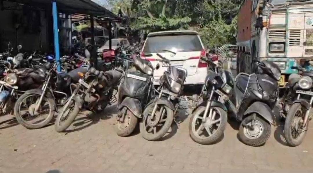 जमशेदपुर: साकची थाना की पुलिस ने बाइक चोरी के दो आरोपियों को किया गिरफ्तार, चोरी की 6 बाइक भी बरामद
