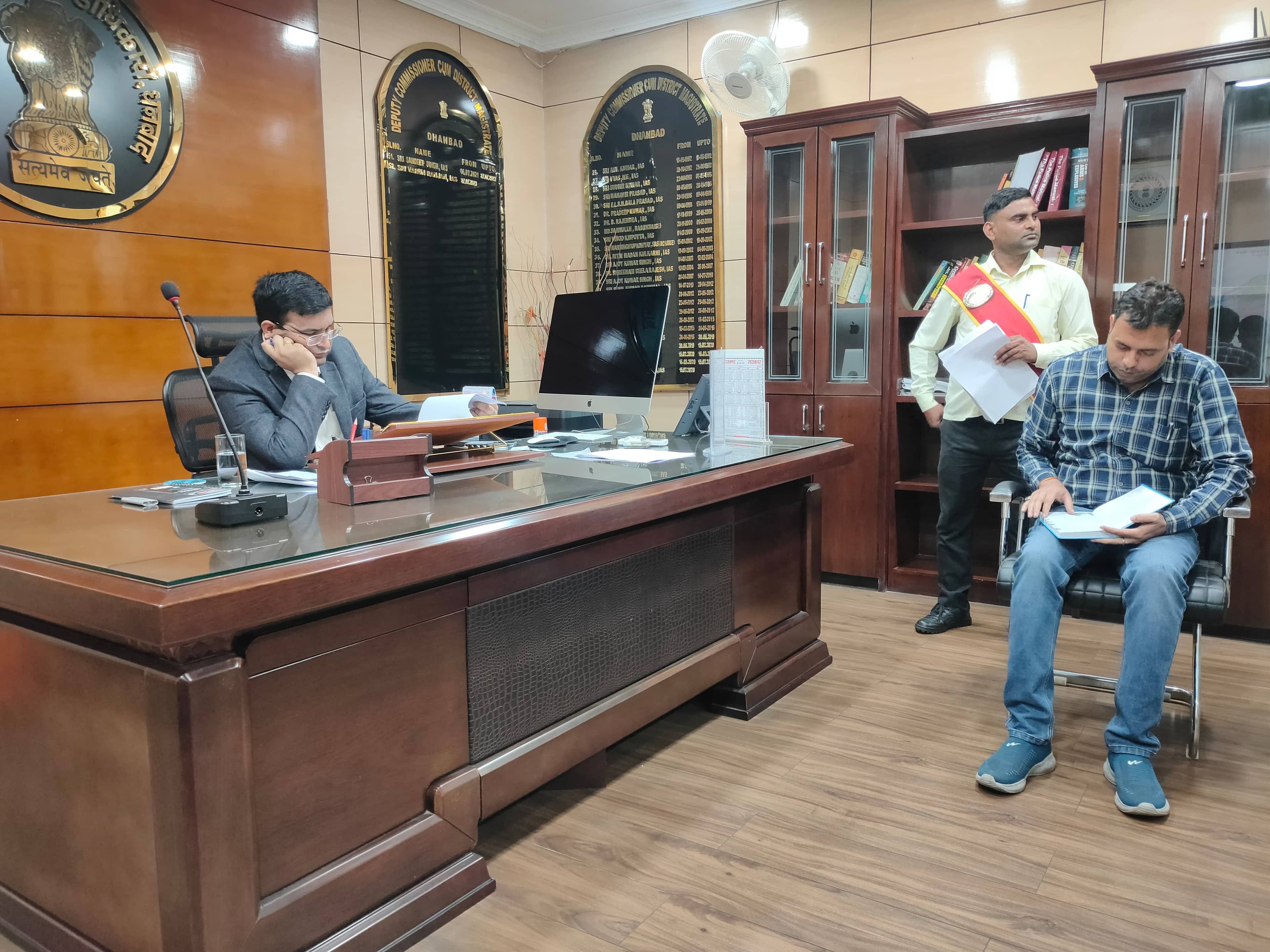 DHANBAD: जनता दरबार में अवैध कब्जे की शिकायतों का पुलिंदा,अपर समाहर्ता का सूची बना कार्रवाई का आदेश 