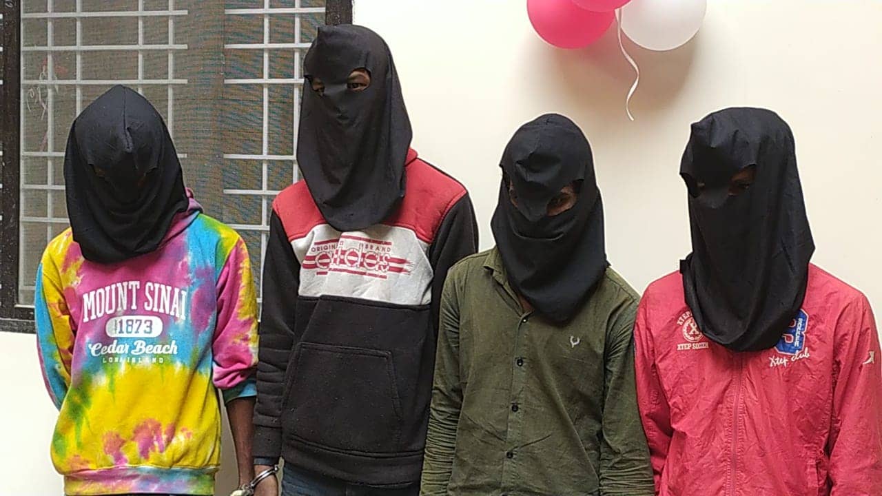 दुमका में बढ़ा चोरों का आतंक! पुलिस ने दो चोरी के मामलों का किया खुलासा, 4 गिरफ्तार, पढ़ें, क्या होगा पुलिस का अगला कदम   