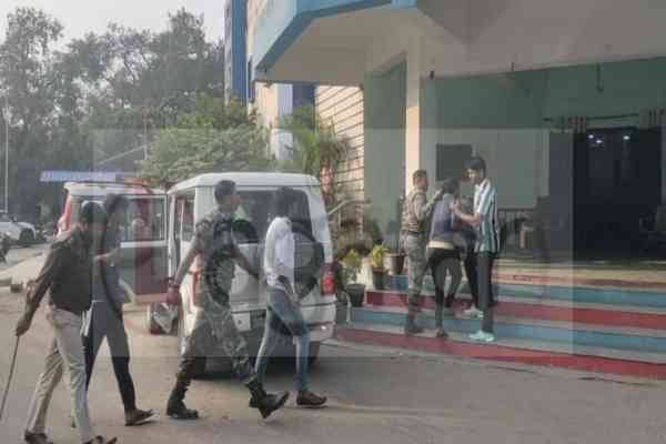 जमशेदपुर : आपराधिक योजना बनाते हथियार के साथ दो गिरफ्तार, पुलिस ने बंद क्वार्टर में छापेमारी कर की कार्रवाई, पढ़ें पूरा मामला