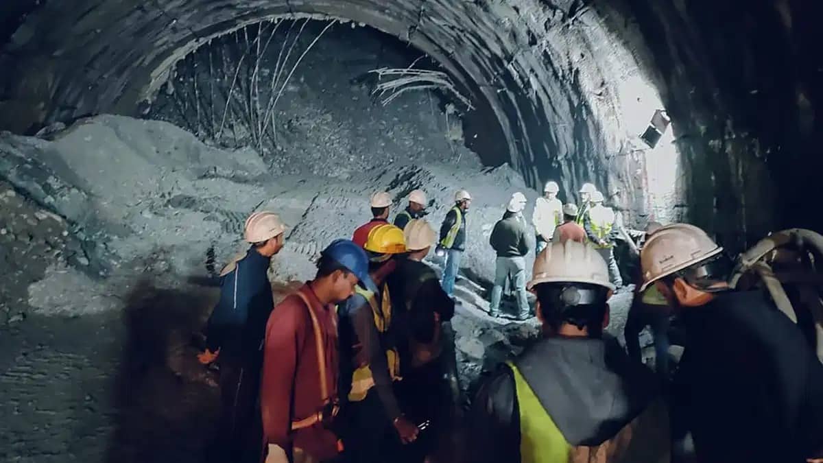 उत्तराखंड टनल हादसा : ज़िंदगी और मौत से लड़ाई लड़ रहे रांची के मजदूर! घर में पसरा सन्नाटा