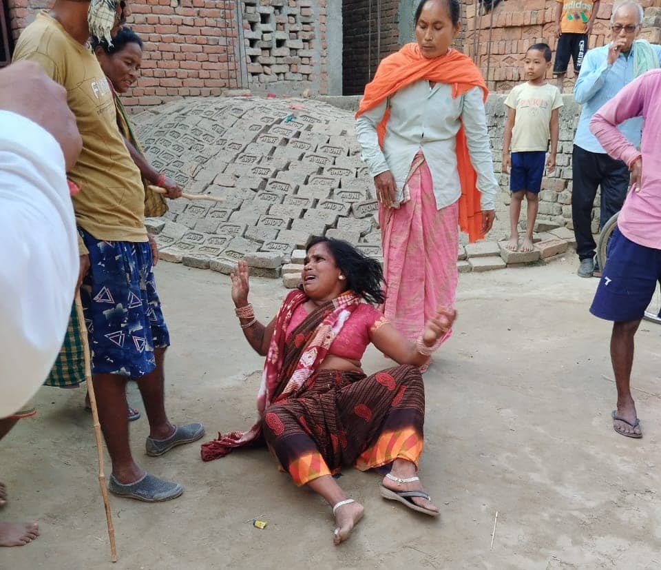 बगहा : लात घूसें औऱ डंडे से महिला की जमकर पिटाई, गांववालों ने लगाया ये आरोप