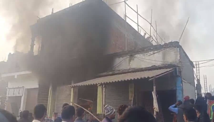 मोतिहारी में शॉर्ट सर्किट से घर में लगी आग, एक ही परिवार के तीन लोगों की मौत, दो की हालत गंभीर  