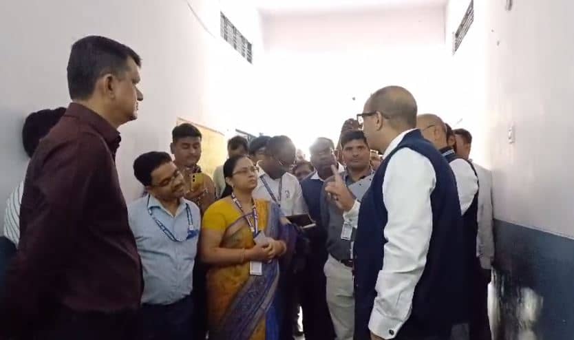 गुमला : प्रशासन की अच्छी पहल, बिरसा मुंडा पुस्तकालय में कैरियर काउंसिलिंग सेशन का आयोजन, छात्रों को मिल रहा लाभ