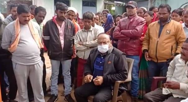 लापरवाही नहीं होती तो गोद में बच्चा लेकर उत्सव मना रही होती पूजा