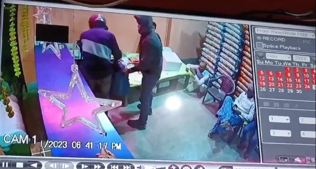 बेखौफ बदमाशों ने हथियार के बल पर दुकान से लूटे कैश, सीसीटीवी कैमरे में कैद हुई वारदात