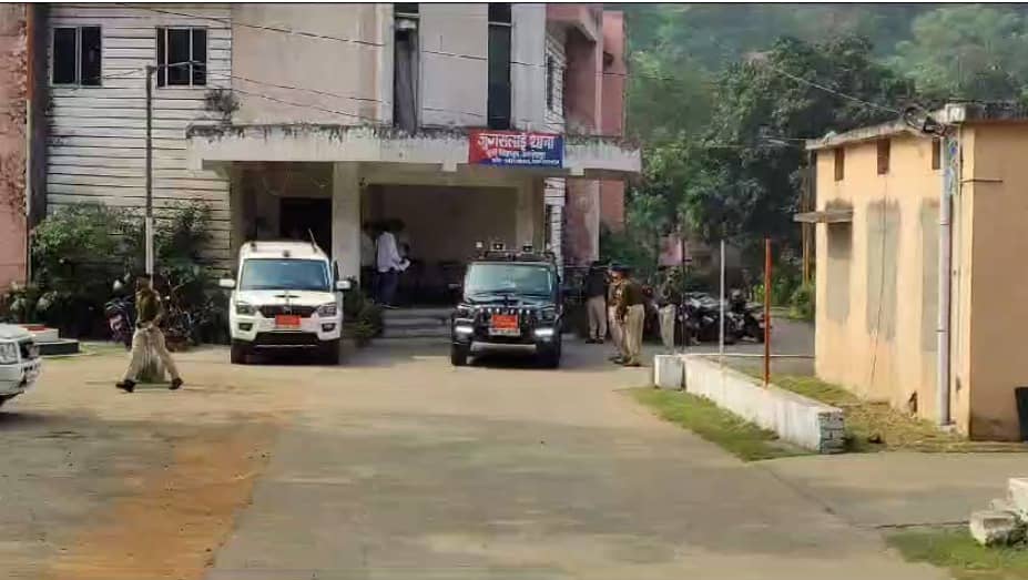 जमशेदपुर : फेक इंस्टाग्राम आईडी बनाकर ठगी करने वाले तीन साइबर अपराधी गिरफ्तार, नगद और लाखों के जेवरात बरामद