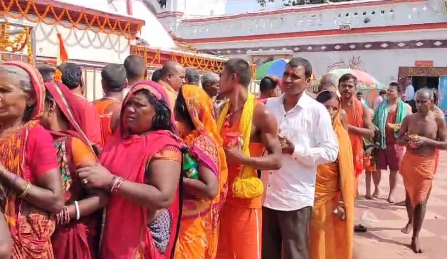 कार्तिक पूर्णिमा पर बासुकीनाथ धाम में शिवभक्तों  ने नागेश्वर ज्योतिर्लिंग का किया जलाभिषेक