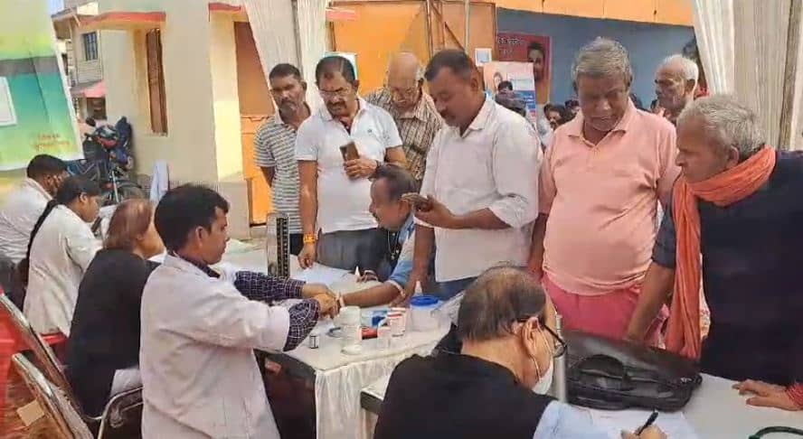 जमशेदपुर में स्वास्थ्य शिविर का आयोजन, डॉक्टरों की टीम बस्तियों में जाकर कर रही जांच, जानिए