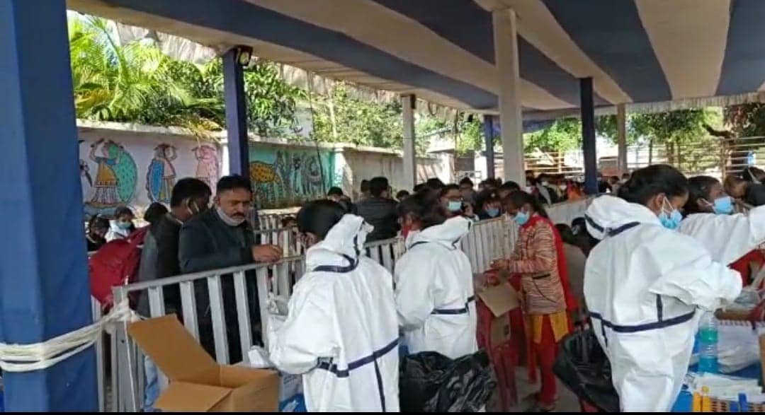 हटिया रेलवे स्टेशन पर सभी यात्रियों के लिए जा रहे स्वाब, सरकार नए वैरिएंट्स को लेकर हुई रेस