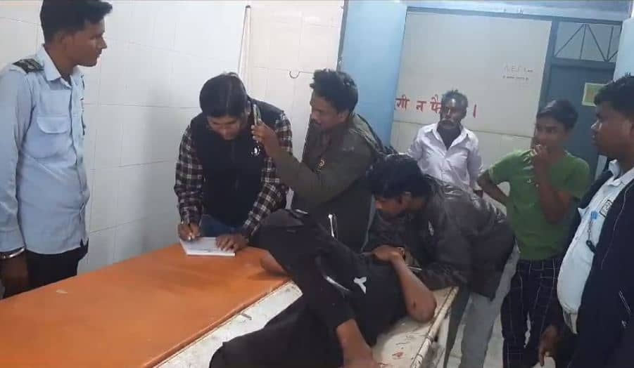 देवघर: बालू लदे ट्रैक्टर ने बाइक में मारी टक्कर, बाइक सवार दो गंभीर रूप से घायल