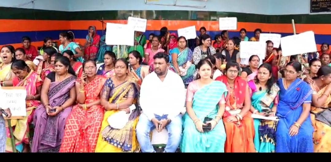 महिलाओं के निशाने पर पुलिस: आरोपियों को गिरफ्तार करें नहीं तो 18 से आमरण अनशन