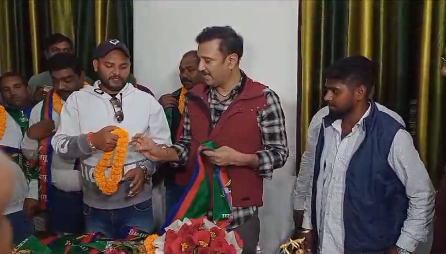 आजसू पार्टी में शामिल हुए कांग्रेस बड़का गांव के विधायक प्रतिनिधि, सुदेश महतो ने किया स्वागत