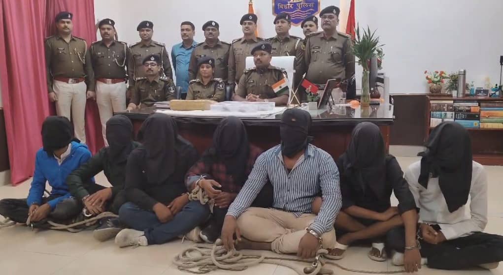 बेगूसराय : पुलिस ने हत्या की योजना बना रहे 7 अपराधियों को किया गिरफ्तार, कई हथियार बरामद