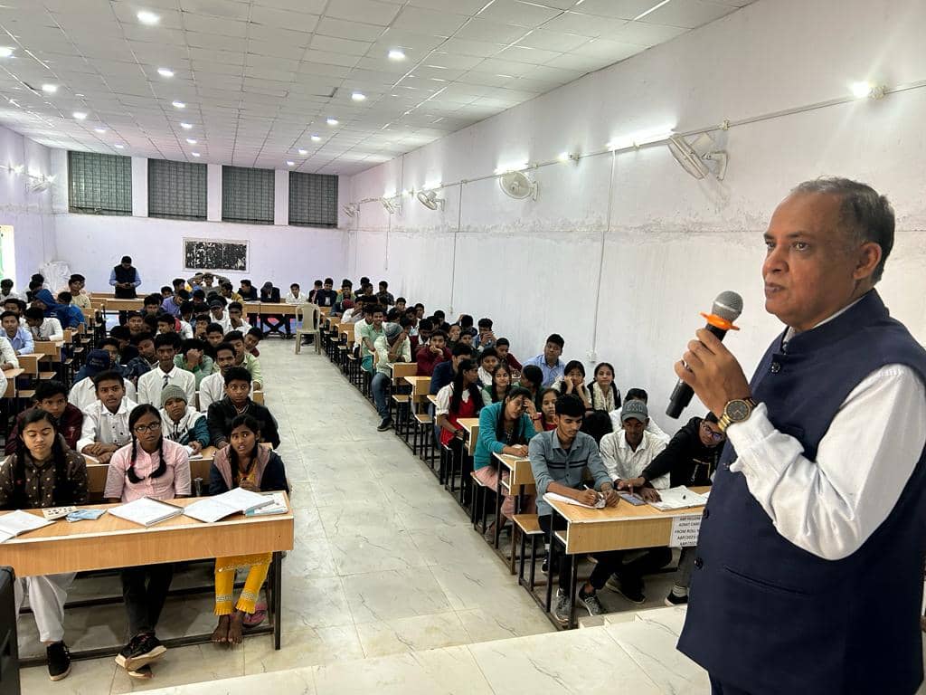 पूर्व आइएएस केके खण्डेलवाल लगा रहे है देवघर में बच्चों की क्लास! दे रहे हैं आईआईटी में सफलता पाने के टिप्स