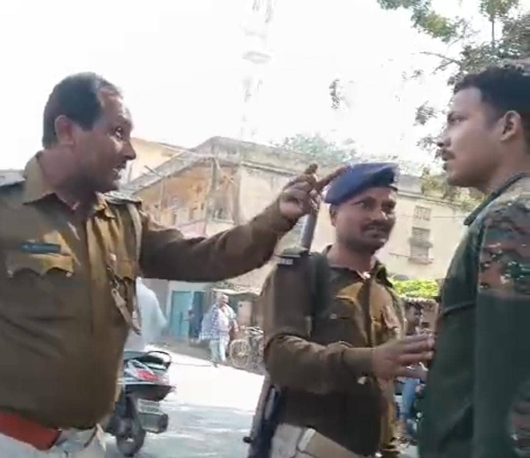 बिहार में ऐसे खत्म होगा अपराध ! बीच सड़क हाथापाई करने लगे दो पुलिसवाले, वीडियो वायरल, पढ़ें वजह