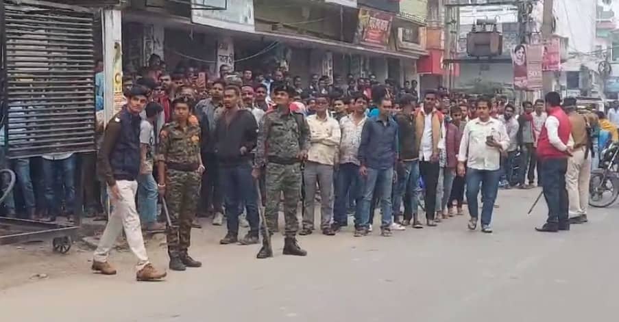 BREAKING NEWS :-बैंक लूटने पहुंचे लूटरे, पुलिस ने लुटेरों को बैंक के अंदर ही घेरा, देखिए वीडियो