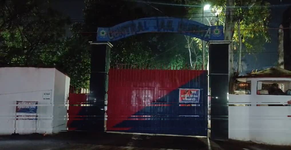 दुमका केंद्रीय कारा में छापेमारी, एसपी समेत कई वरीय पदाधिकारी एक-एक सेल की कर रहे जांच, देखिए वीडियो