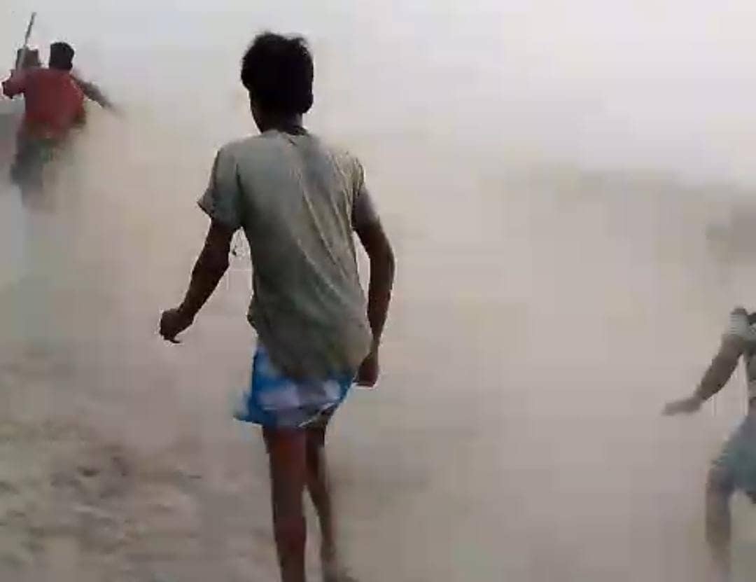 बिहार में बढ़ा खनन माफियाओं का मनोबल! बालू माफियाओं ने किया खनन विभाग के कर्मियो पर जानलेवा हमला, वीडियो वायरल 