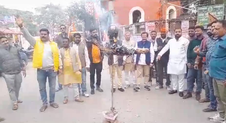 तेलंगाना के नये मुख्यमंत्री रेवंत रेड्डी का बिहार के डीएनए वाले बयान पर विरोध तेज, मुजफ्फरपुर में भाजपा ने फूंका पुतला