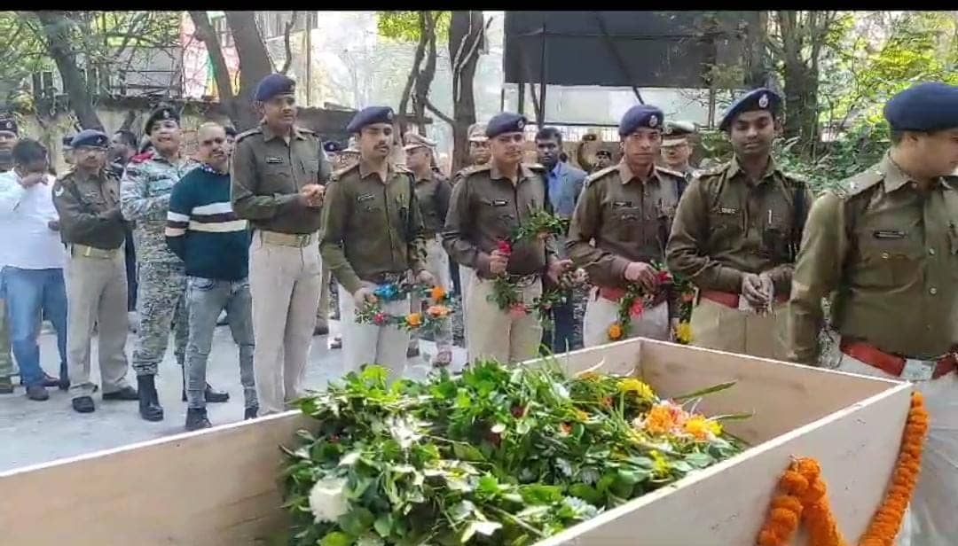 जमशेदपुर:नम आंखों से दी गई शहीद जवान रामदेव महतो को अंतिम विदाई, गार्ड ऑफ ऑनर देकर पैतृक गांव किया गया रवाना