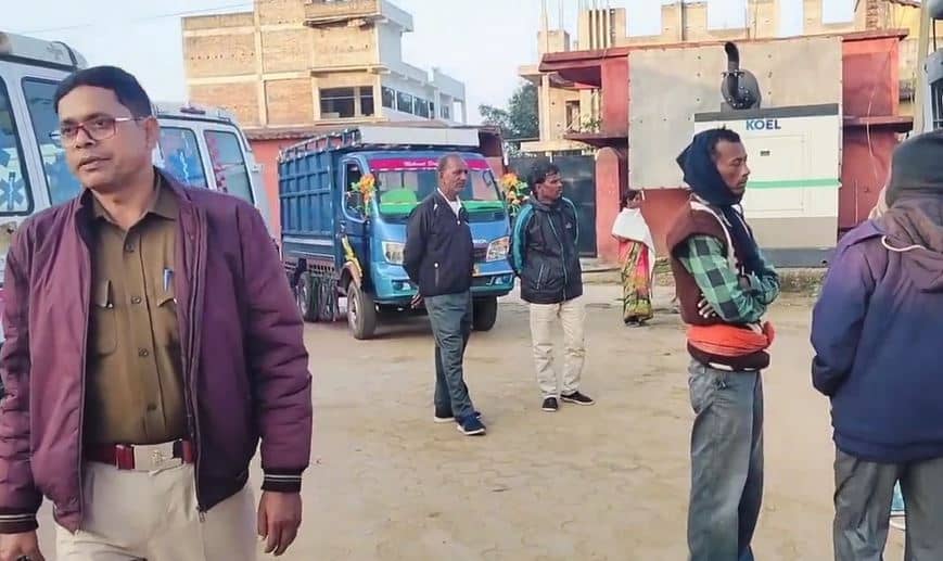 दौलत की ऐसी हवस की छोटे भाई ने पिता समान भाई और भाभी को कुल्हाड़ी से काट कर उतार दिया मौत के घाट, पढ़े सनसनीखेज वारदात