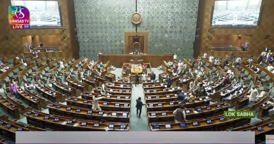 संसद की सुरक्षा में भारी चूक, सुरक्षा कर्मियों को छकाते हुए अज्ञात व्यक्ति पहुंचा वेल में, कार्यवाही स्थगित