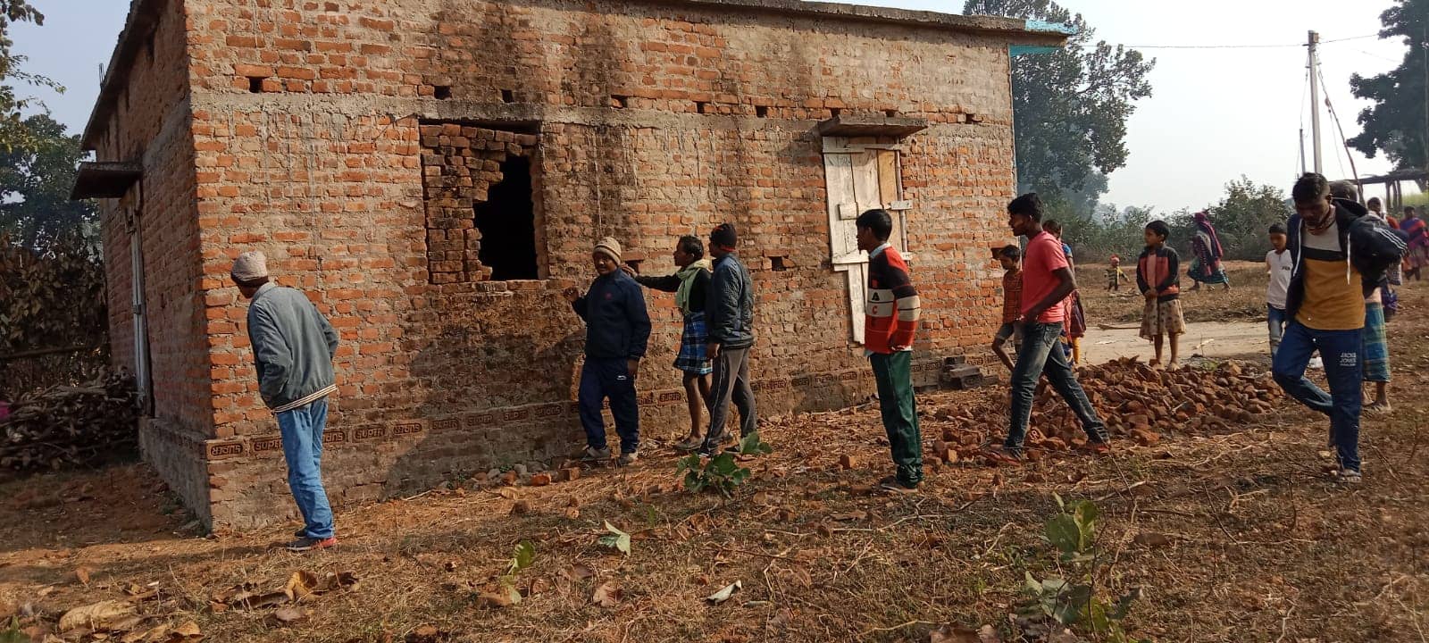 लातेहार के इस गांव में जंगली हाथियों का तांडव : खेतों को रौंदा, घर तोड़ा, माल-जाल को पहुंचाया नुकसान