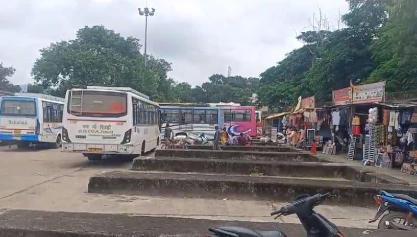 मूलभूत सुविधाएं से वंचित है गुमला का ये बस स्टैंड, प्रशासन की अनदेखी का दंश झेल रहे लोग