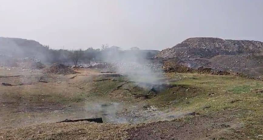 धनबाद: बसेरिया रेल फाटक के समीप जोरदार आवाज के साथ धसी जमीन, तेजी से होने लगा गैस रिसाव, लोगों में दहशत