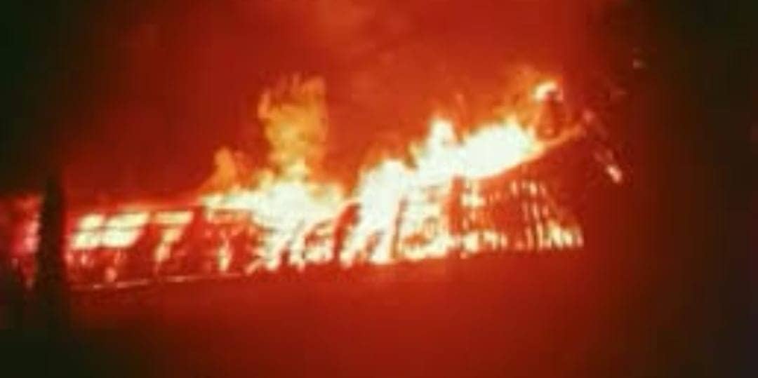 जमशेदपुर: बंद दुकान मे लगी भीषण आग, दुकान पूरी तरह से जलकर राख, पढ़ें अगलगी की वजह