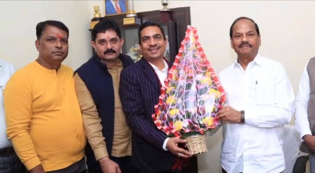 दो दिवसीय दौरे पर जमशेदपुर पहुंचे ओड़िसा के राज्यपाल रघुवर दास, विधायक भानु प्रताप शाही और आलोक चौरसिया ने की औपचारिक मुलाकात