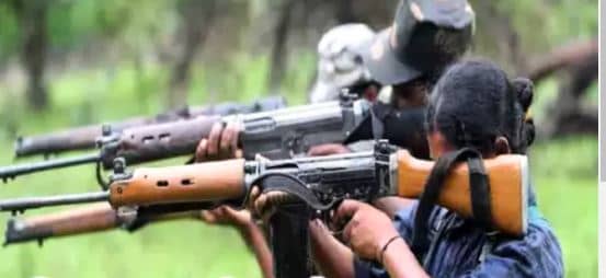 Garhwa Breaking- पुलिस और जेजेएमपी उग्रवादियों के बीच मुठभेड़, थाना प्रभारी के सीने में गोली, बुलेट प्रूफ जेकैट ने बचायी जान, दो नक्सलियों का भी मारे जाने की सूचना