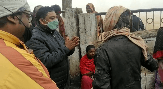 दुमका में हड़िया बेचने वाली महिलाओं के आगे हाथ जोड़ते नजर आए सीओ साहब, सरेआम यह की थी डिमांड