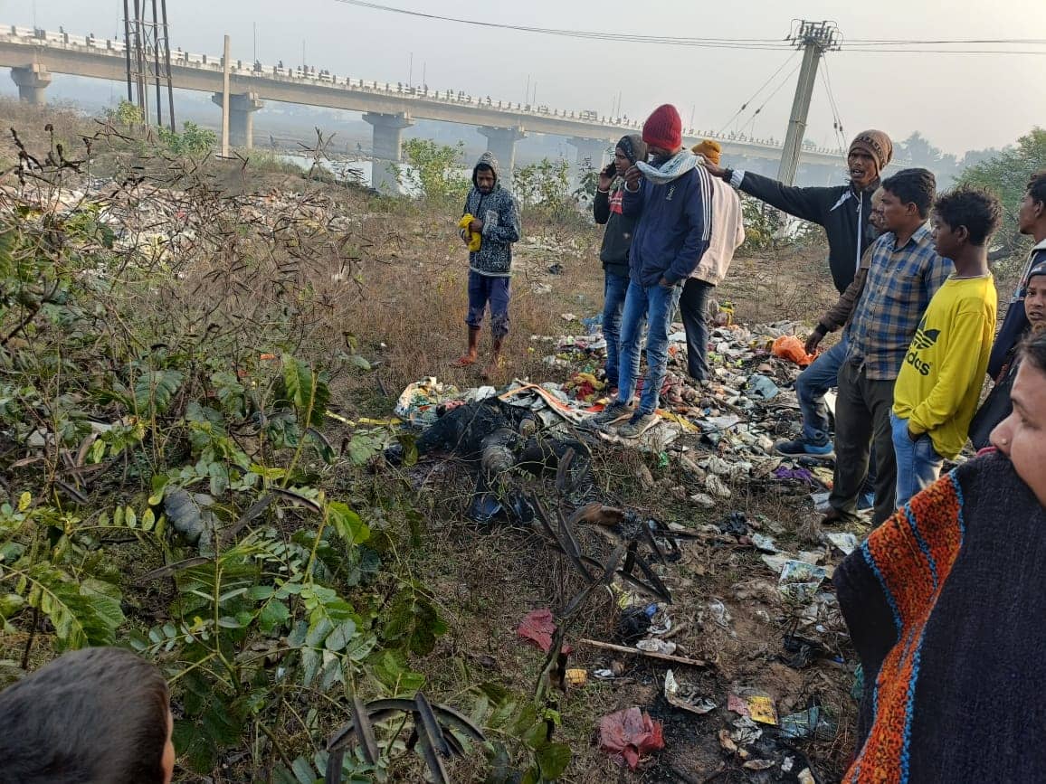 गोड्डा के कनभारा पुल पर मिला युवक का अधजला शव, इलाके में सनसनी