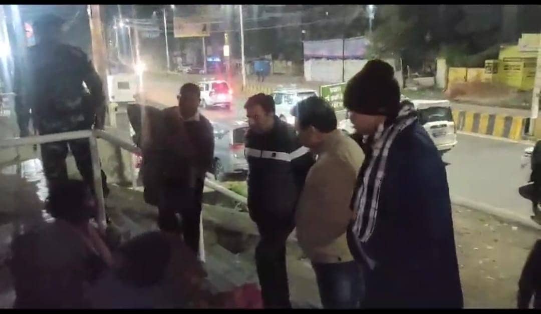 DHANBAD!!पूस की हाड़कपाती ठंड में देर रात को प्रशासनिक अमला था सड़क पर 
