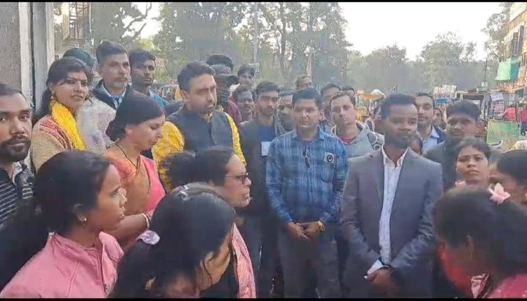 जमशेदपुर:चाइल्ड लाइन के 600 कर्मचारियों ने कुणाल षाड़ंगी से मुलाकात कर सुनाई अपनी समस्या, बीजेपी नेता ने मुख्यमंत्री से समस्या को लेकर बात करने का दिया भरोसा