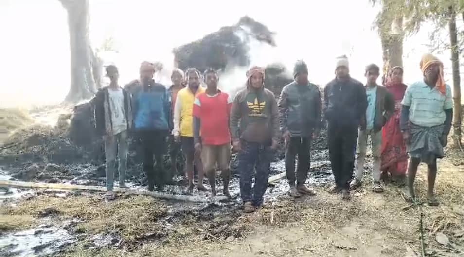 गुमला : शरारती तत्वों ने तीन अलग-अलग जगह खलिहान में लगाई आग, लाखों का धान जल कर राख
